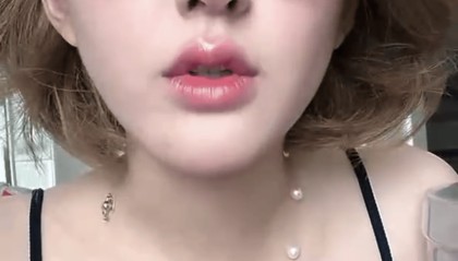 赵露思直播落泪，自曝父亲患癌