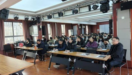 郑州市扶轮外国语学校召开假期读书分享会