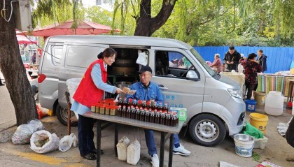 邹城农商银行“红马甲”金融服务队，走进早市宣讲金融知识