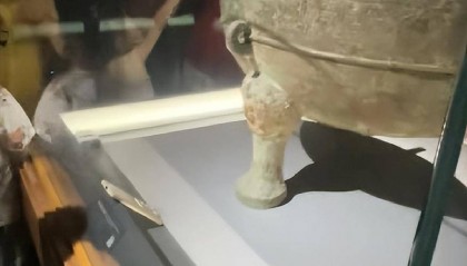 春秋青铜器展柜内，咋有一部手机？山西博物院：已上报领导正核查