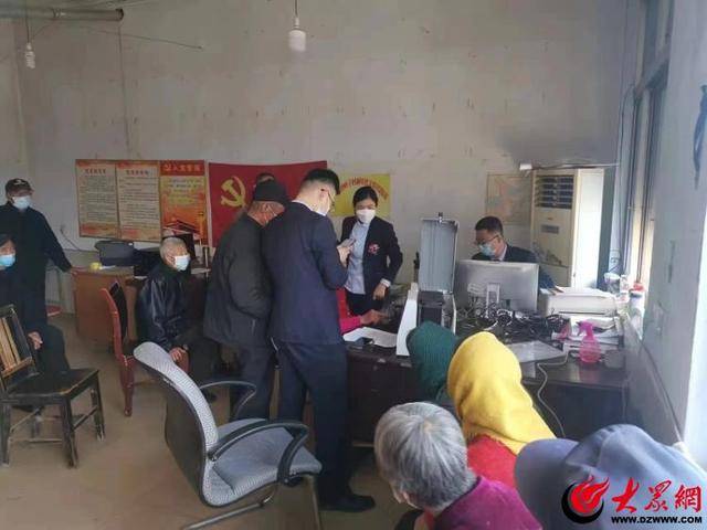高密农商银行错时服务，确保金融服务不断档