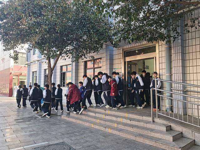 郑州市扶轮外国语学校开展消防应急疏散演练活动