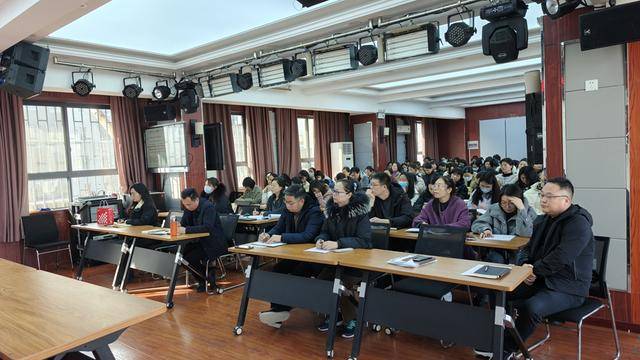 郑州市扶轮外国语学校召开假期读书分享会