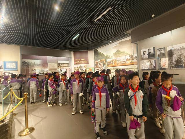 郑州市树人外国语学校附属小学开展清明祭扫活动