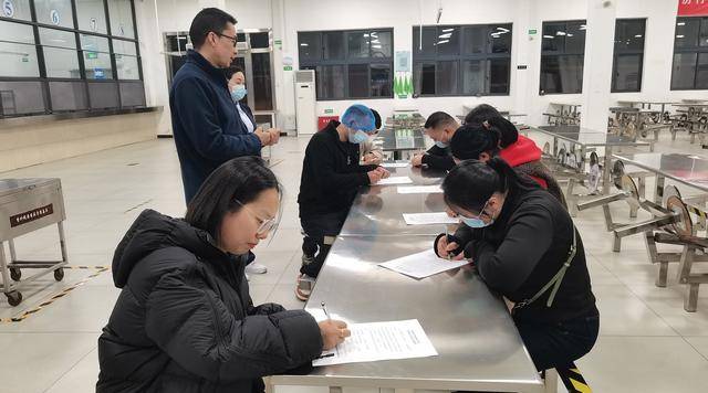 郑州市扶轮外国语学校举行家长食堂开放日活动