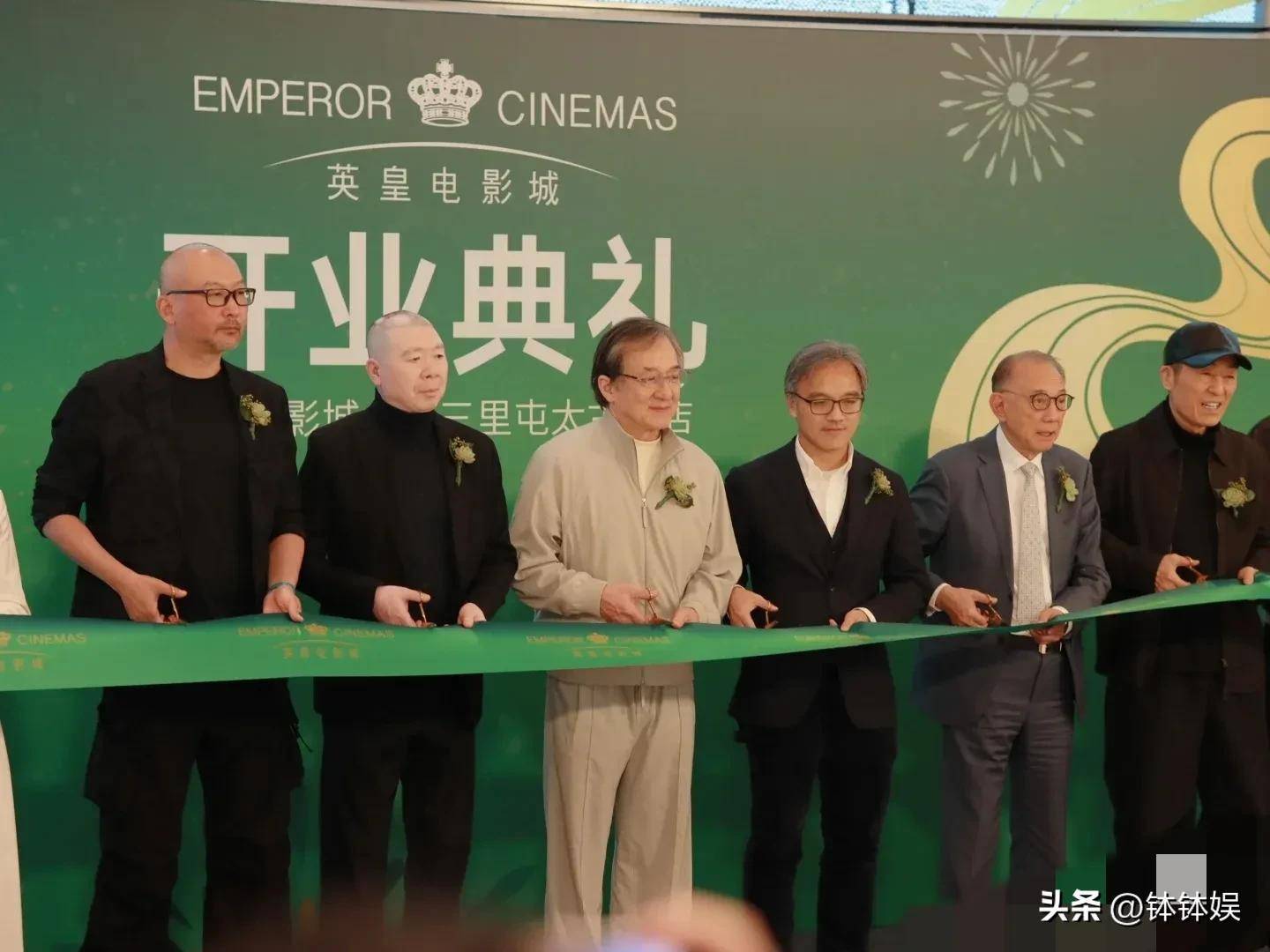 太有面！英皇集团北京开新店，业界大佬都来站台，成龙老年斑抢眼
