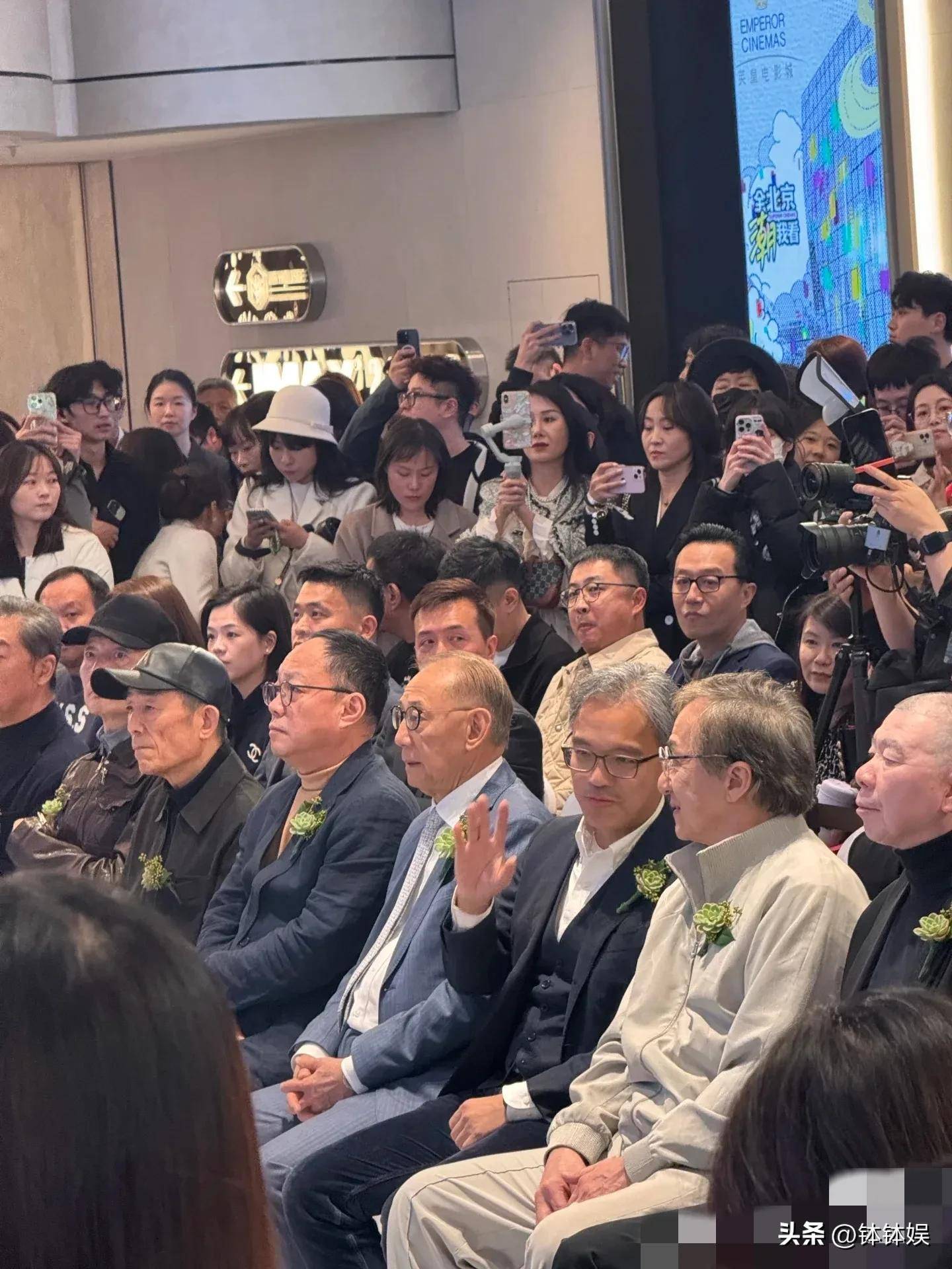 太有面！英皇集团北京开新店，业界大佬都来站台，成龙老年斑抢眼