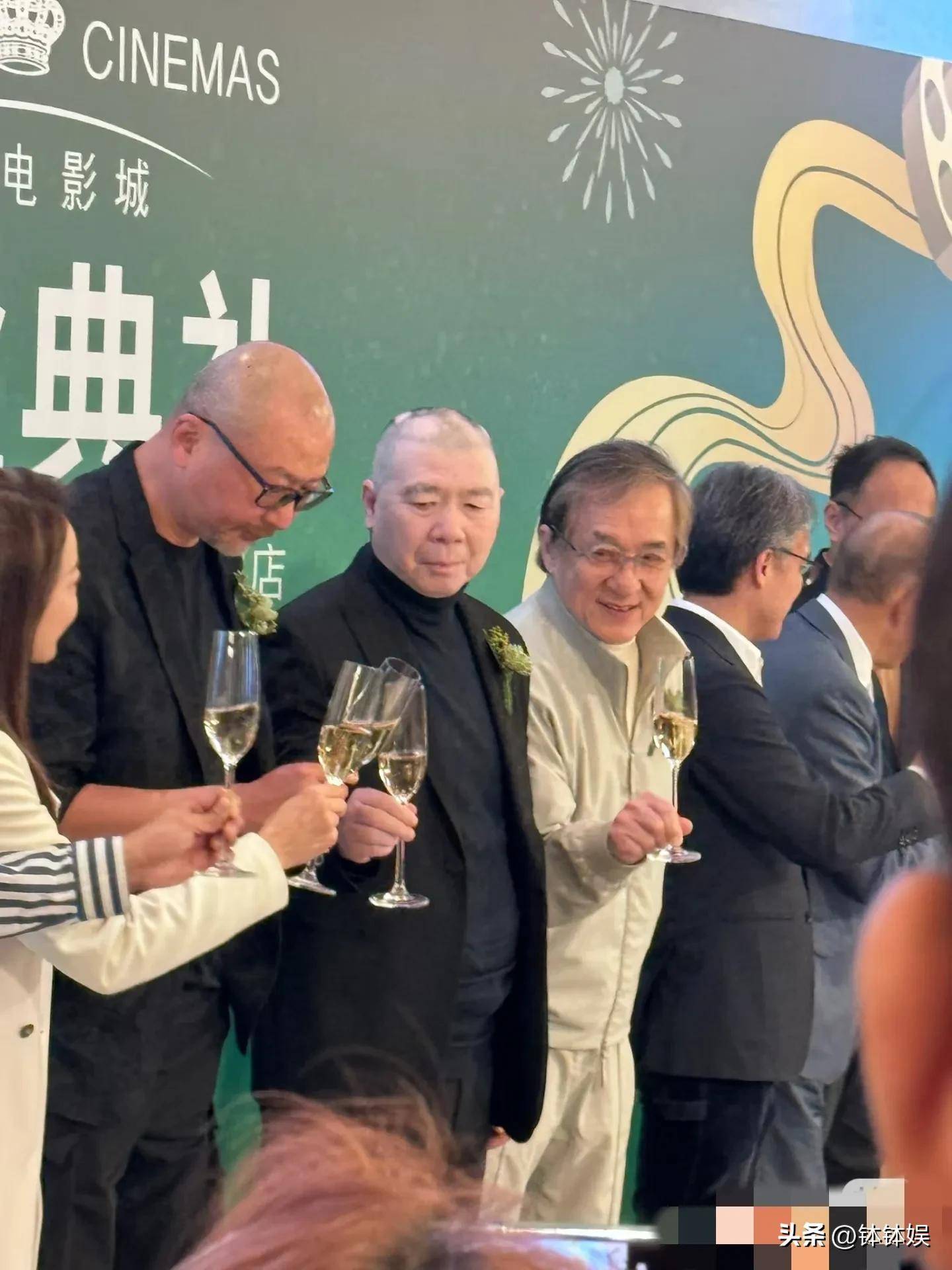 太有面！英皇集团北京开新店，业界大佬都来站台，成龙老年斑抢眼