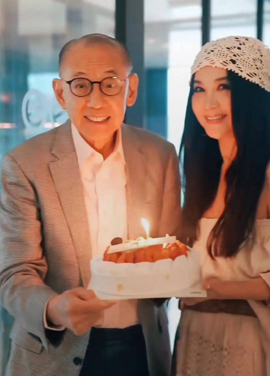 英皇集团杨受成83岁生日，温碧霞备蛋糕为其庆生，合照亲密如父女