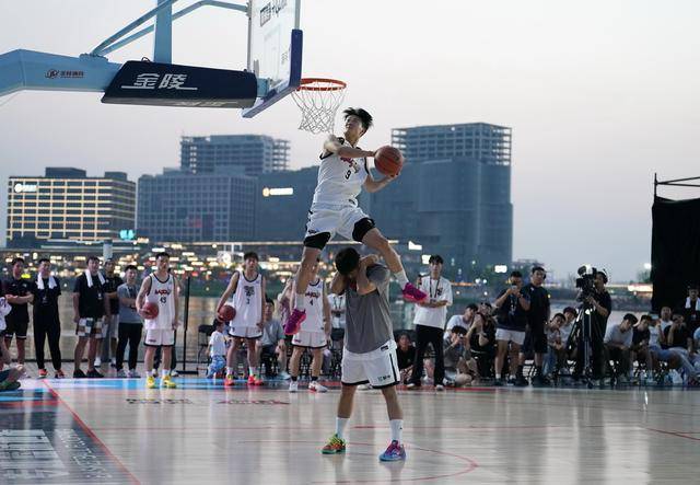 “街球霸王”巡回赛嗨翻郑州金融岛