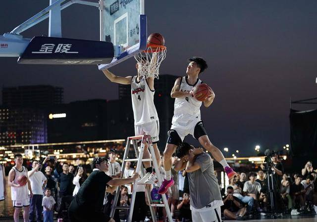 “街球霸王”巡回赛嗨翻郑州金融岛