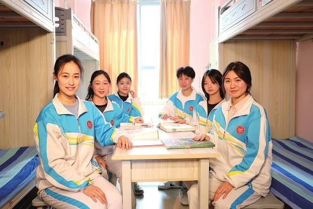 郑州四中：办一所受人尊敬的好学校