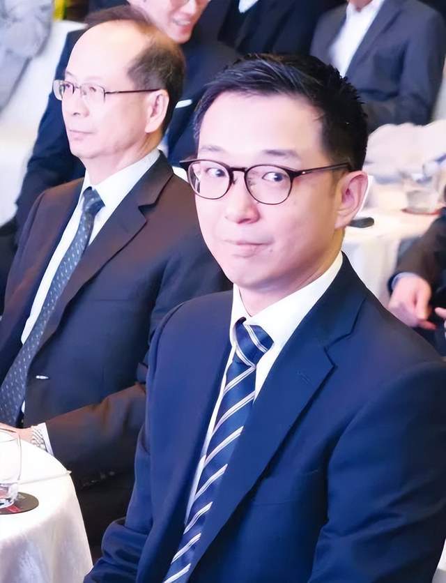 豪门“大王子”，开始接班千亿金融帝国了？