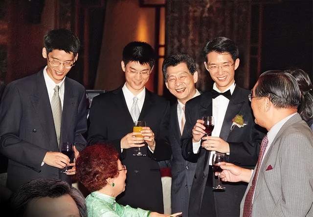 豪门“大王子”，开始接班千亿金融帝国了？