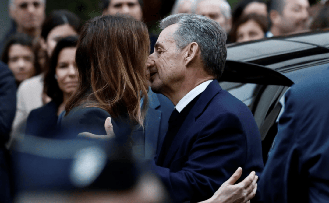 70岁法国前总统萨科齐的“坐牢style”：入狱前密会马克龙，入狱后开始写书