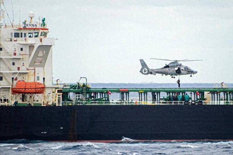 法国海军索降逮捕俄籍船长,普京:批准境外用兵,两天后法方乖乖放人!