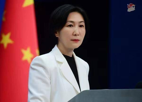事关菲律宾！刚刚，中方宣布重大决定6月11日20时05分，中国外交部官网发布重磅消息——外交部发言人宣布中方对菲律宾国防部长特奥多罗及其亲属实施制裁。两项措施很清晰，一是禁止其本人及配偶、子女入境内地和港澳，二是国内机构和个人不得与其一家开展任何交易与合作，这等于把人和钱路一起掐断...
